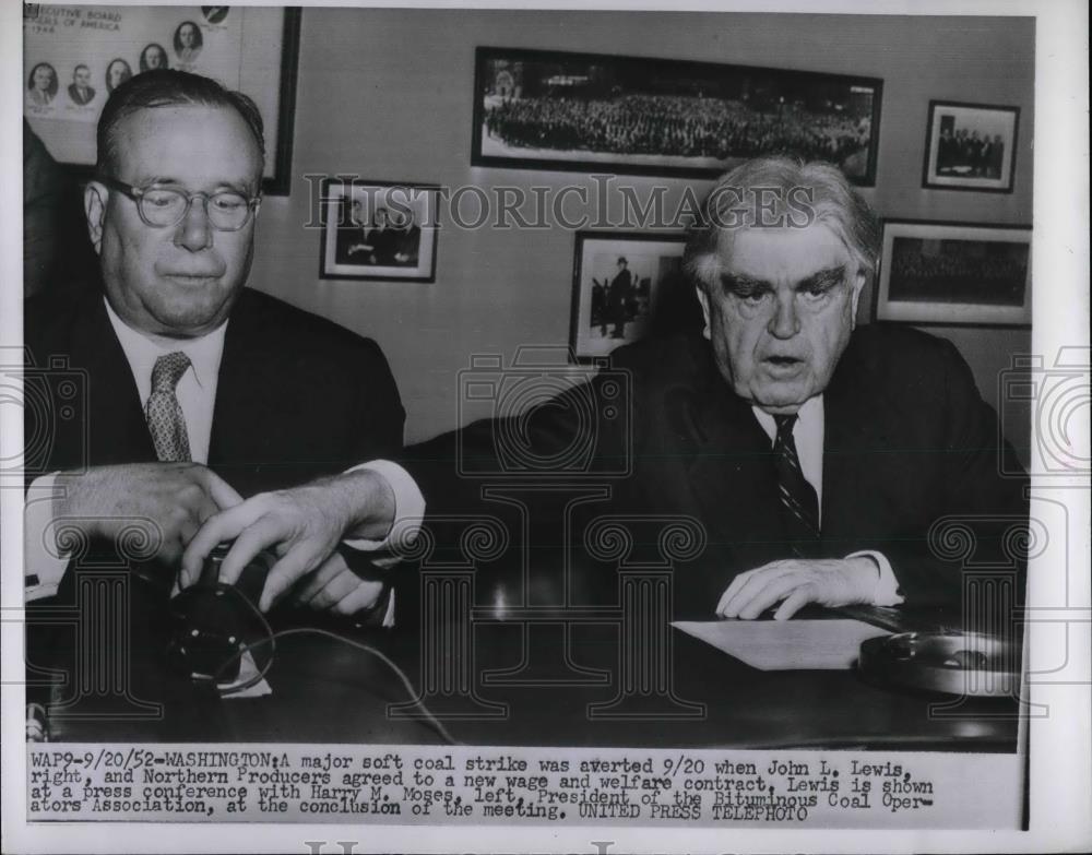 1958 Press Photo John Lewis &amp; Harry Moses Pres of Coal Assn Meet Discuss Strike - Historic Images