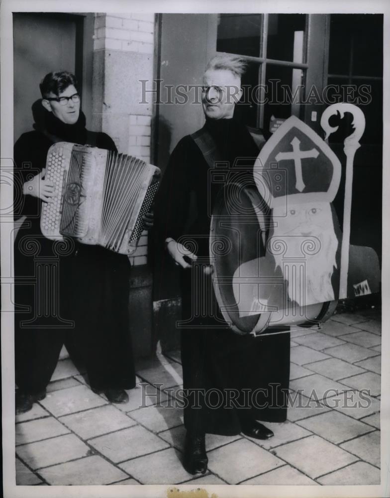 1959 Press Photo Street Musicians Performing For St. Nicholas Day In Amsterdam - Historic Images