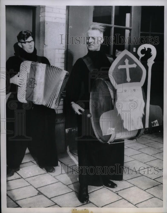 1959 Press Photo Street Musicians Performing For St. Nicholas Day In Amsterdam - Historic Images