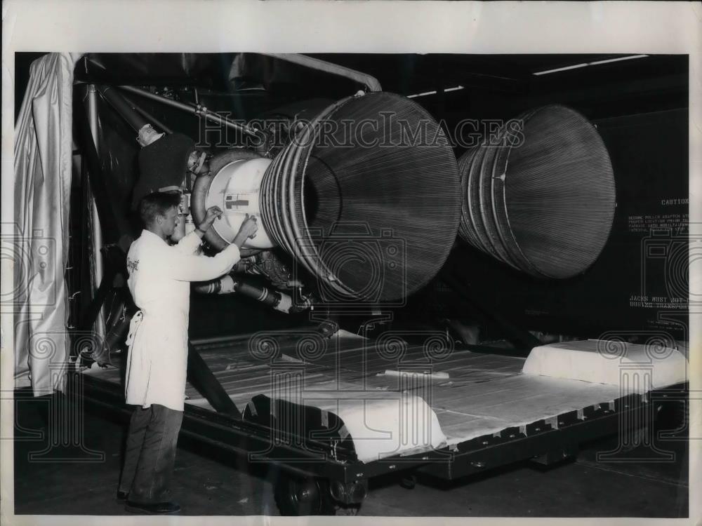 1961 Press Photo Final Packaging Being Completed On Air Force Titan II Engine - Historic Images