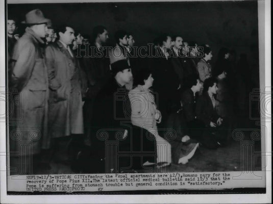 1954 Press Photo Vatican City People Pray for Pope Puis XIII - nea37047 - Historic Images