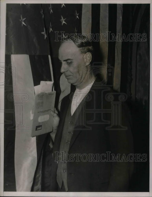 1936 Press Photo James Costa gets bonus at the Gold Dust Lodge - nea34544 - Historic Images