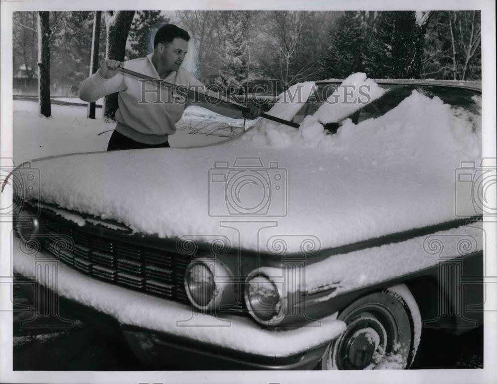 1960 Press Photo Dr Keith Kramer shovels snow off his car - nea37181 - Historic Images