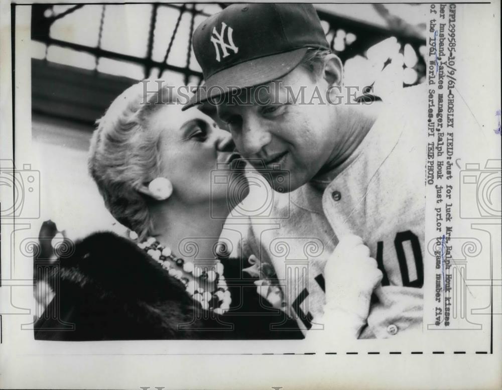 1961 Press Photo Mrs. Ralph Houk Kisses her Husband Yankees Manager Ralph Houk - Historic Images