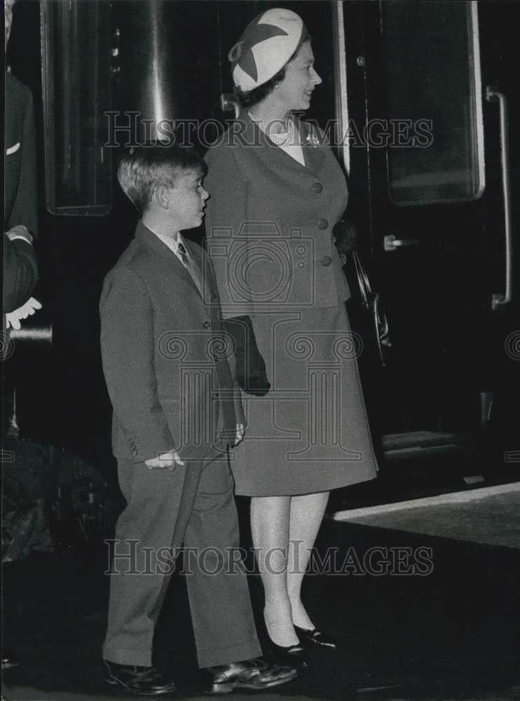1968 Press Photo Queen and the Duke of Edinburgh & Prince Andrew - Historic Images
