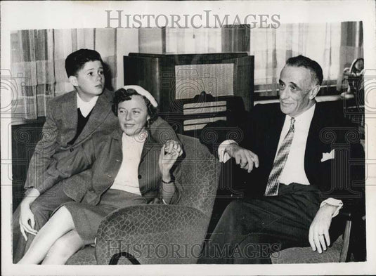 1957 Press Photo Martha Dodd & Alfre Stern Make Statement Refuting Allegations - Historic Images