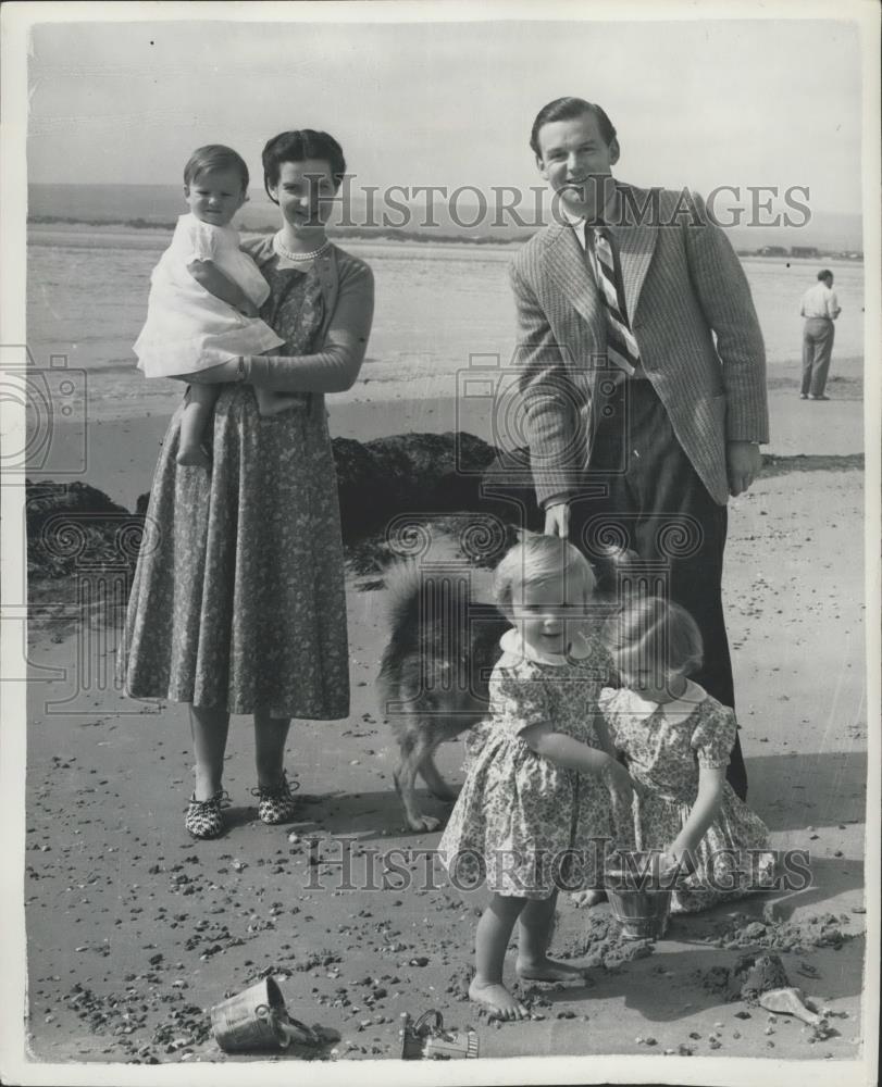 1954 Press Photo Sir Thomas Dugdale Resigns From House Of Commons - Historic Images