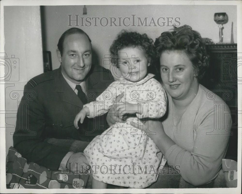 1958 Press Photo Flight Lieut Anthony Little, Gwendolyn, Caroline - Historic Images