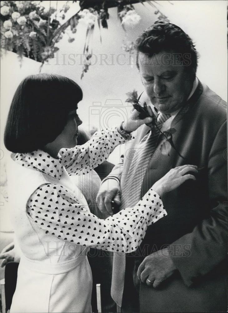 1973 Press Photo Singer Mireille Mathieu pins a rose to Franz Josef Strauss - Historic Images