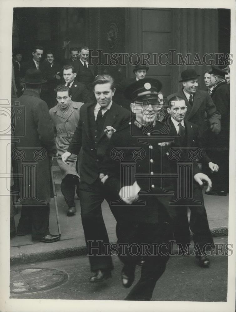 1956 Press Photo Messengers, Bank of England, Bank Rate - Historic Images