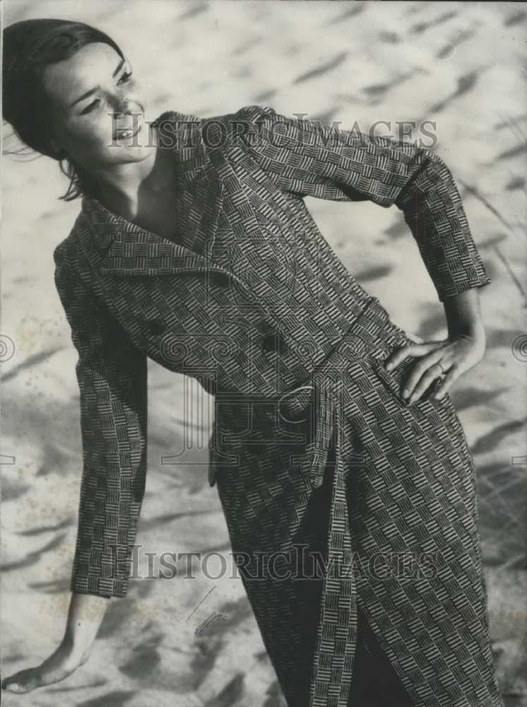 Press Photo "Adour" a coat in fine checkered woolen in Paris show - Historic Images