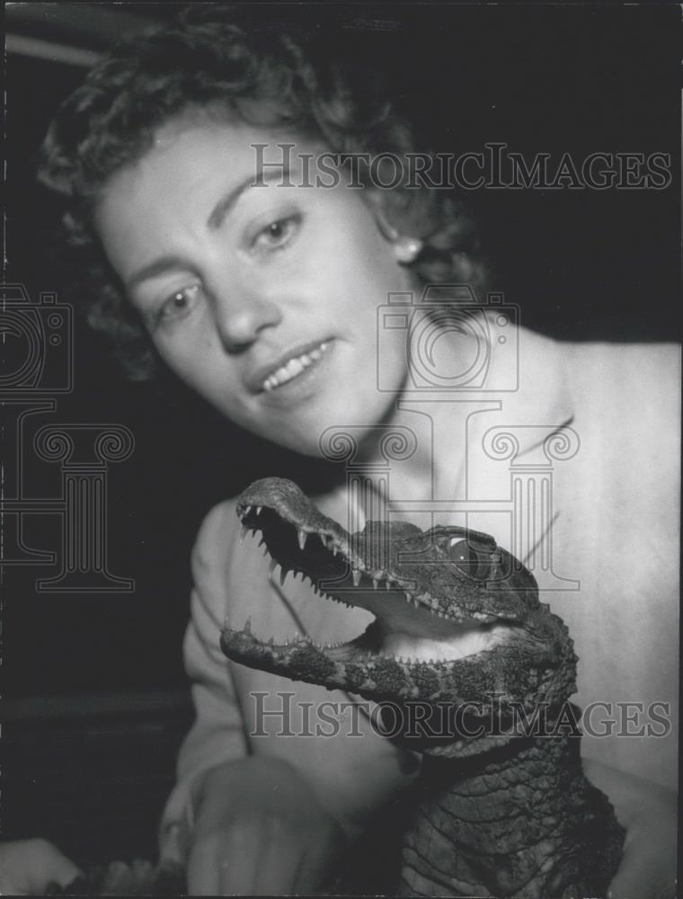 Press Photo Ursula Heisinger ,a Berlin journalist &amp; a crocodile. - Historic Images