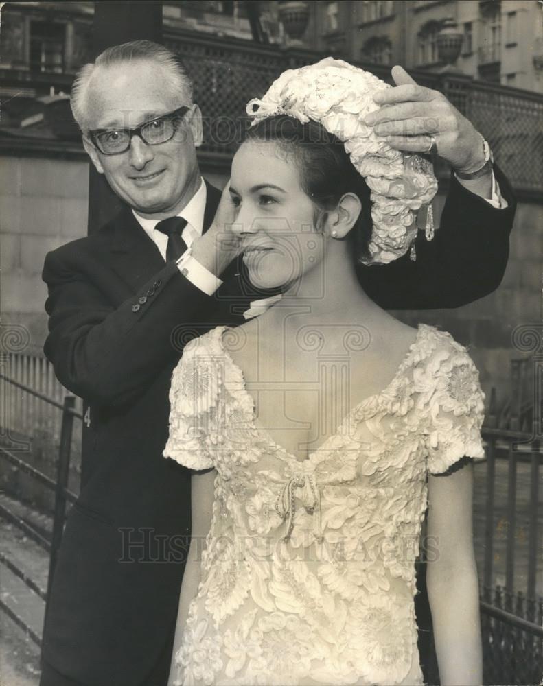 1964 Press Photo Duke of Bedford at Debs Dress Show - Historic Images