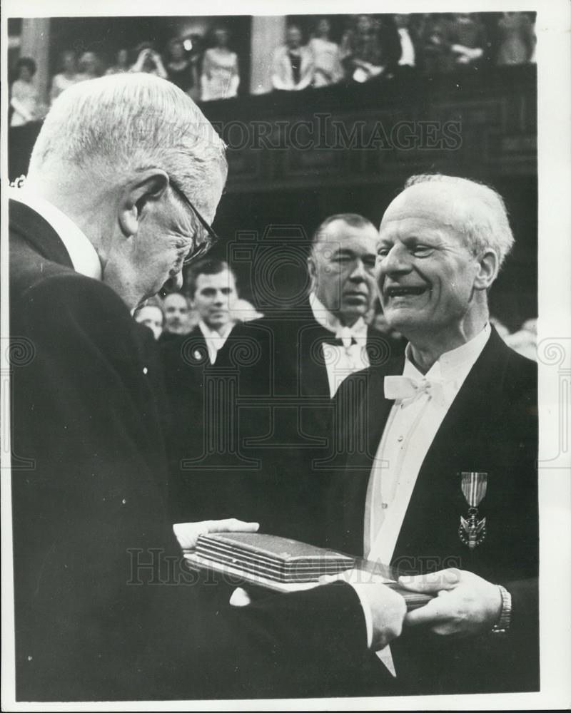 1967 Press Photo King Gustav Sweden Presents Nobel Prize Professor Hans Bete - Historic Images