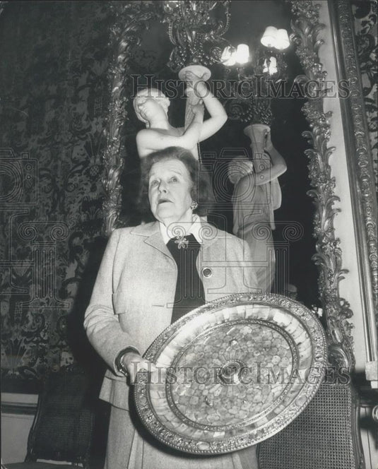 1977 Press Photo Dowager Lady Rosebury with a silver disc - Historic Images