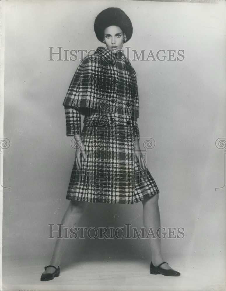 1966 Press Photo Tartarin Coat Detachable Cape Designed Madeleine De Rauch - Historic Images