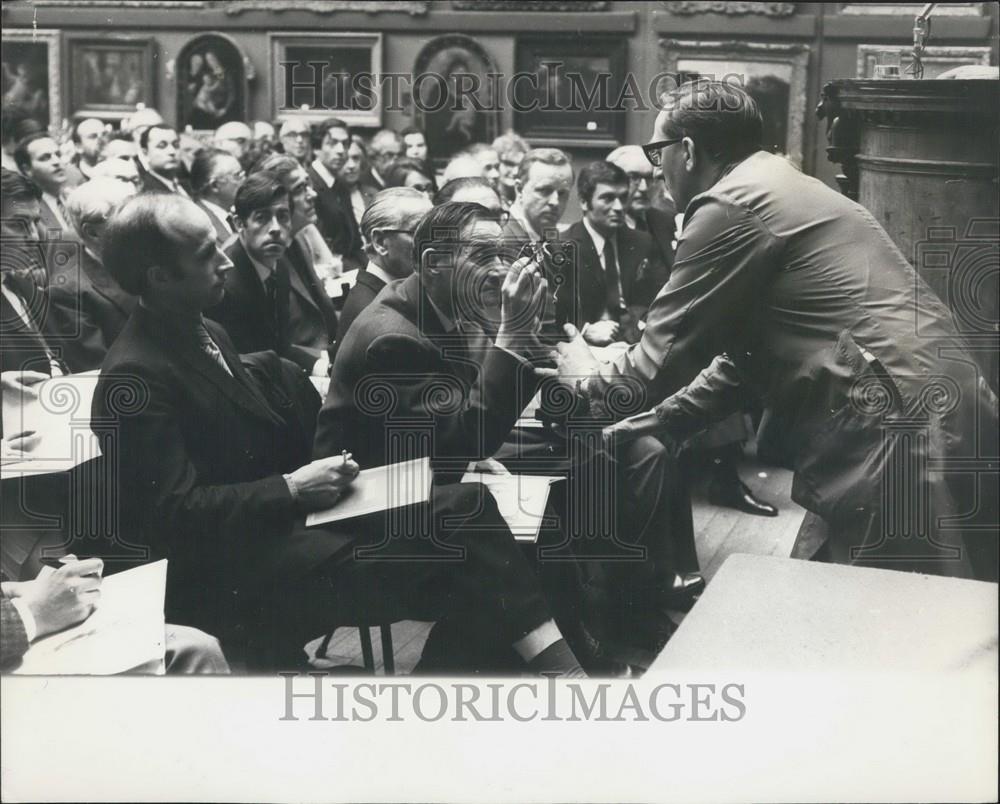 1968 Press Photo Prospective Buyer Inspects Bronze Statuette Juno Cellini - Historic Images