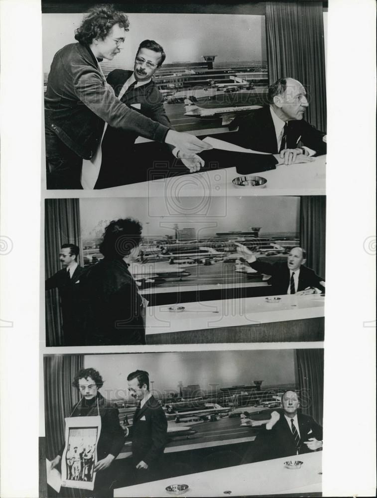 1971 Press Photo Dutch Foreign Minister Mr. Luns &amp; demonstrators - Historic Images