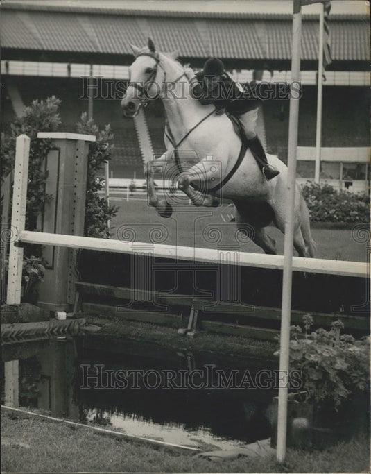 1958 Press Photo "Blue Cat" takes the water jump - Historic Images