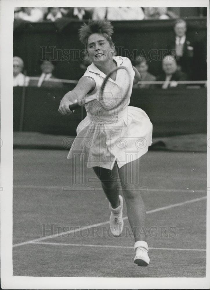 1957 Press Photo Miss M. Arnold of US at Wimbledon Championships - Historic Images