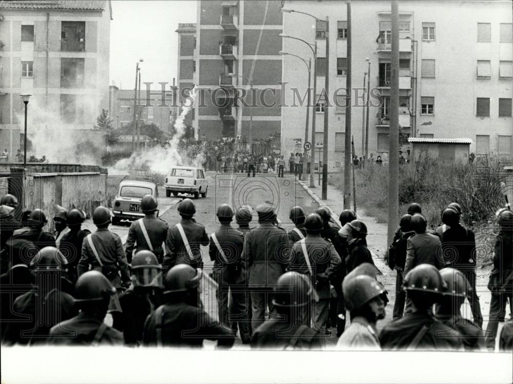 Press Photo Police Battle Squatters Over Apartment Buildings - Historic Images