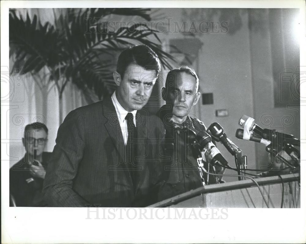 1965 Press Photo Cyrus R. Vance &amp; Lt. Gen. Bruce Palmer Jr - Historic Images