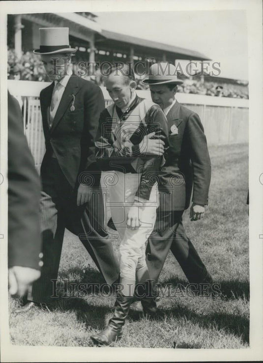1959 Press Photo George Moore Falls from "Chinchilla" in First Race - Historic Images