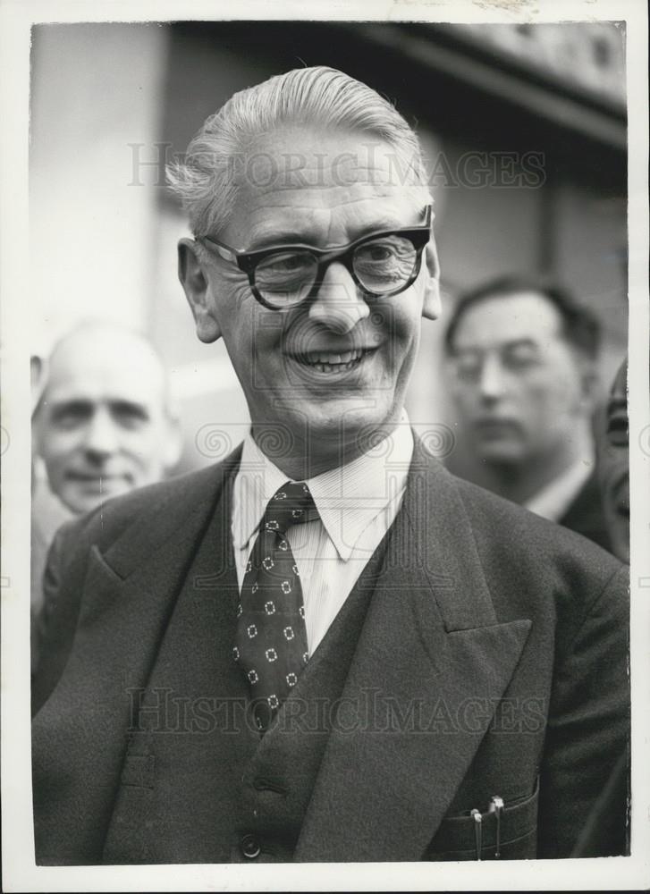 1957 Press Photo Mr. Claude Berridge of the A.E.U - Historic Images