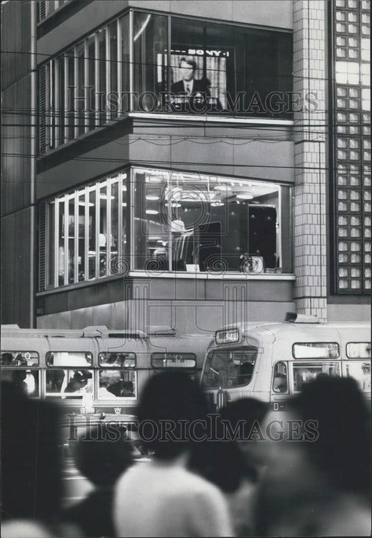 Press Photo Huge Colour TV Broadcasts To Public In Tokyo - Historic Images