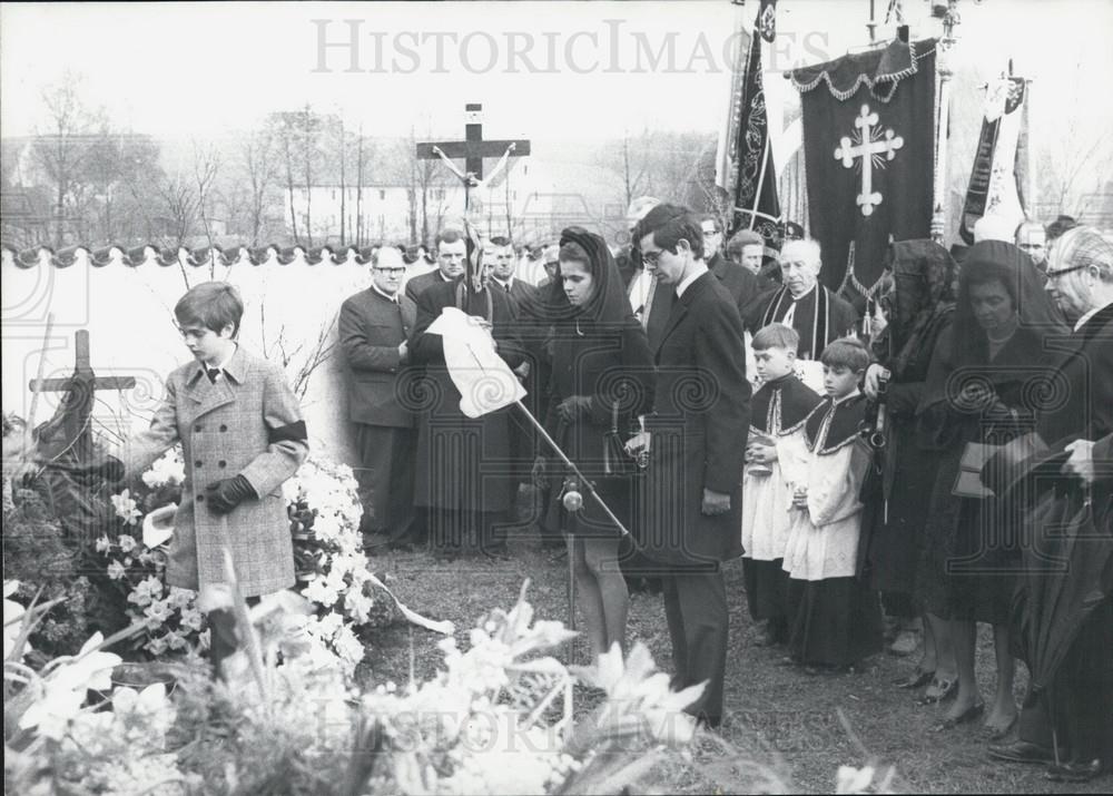 1970 Press Photo The Count of Spreti&#39;s Family At His Burial - Historic Images