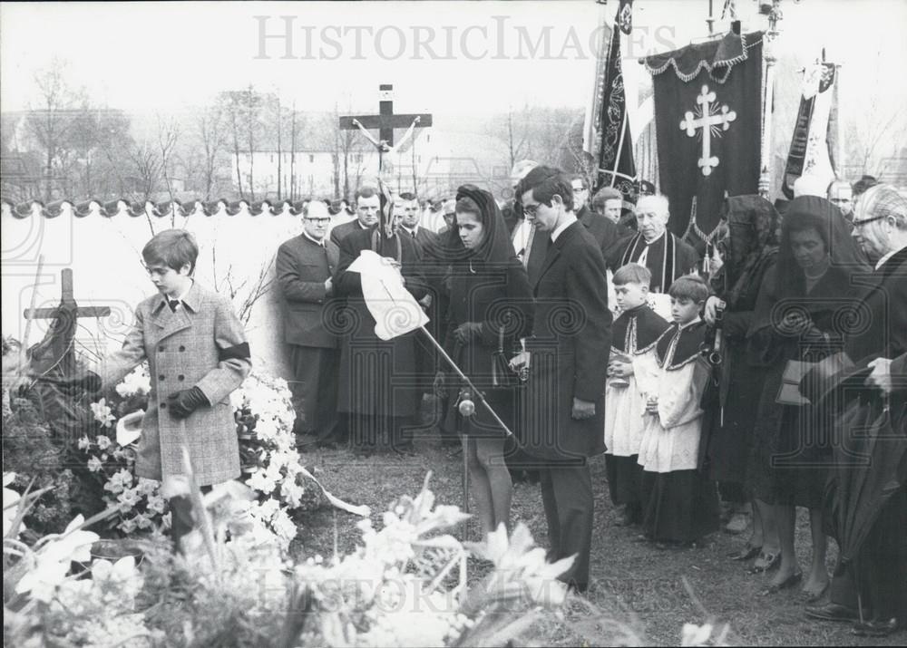 1970 Press Photo The Count of Spreti's Family At His Burial - Historic Images