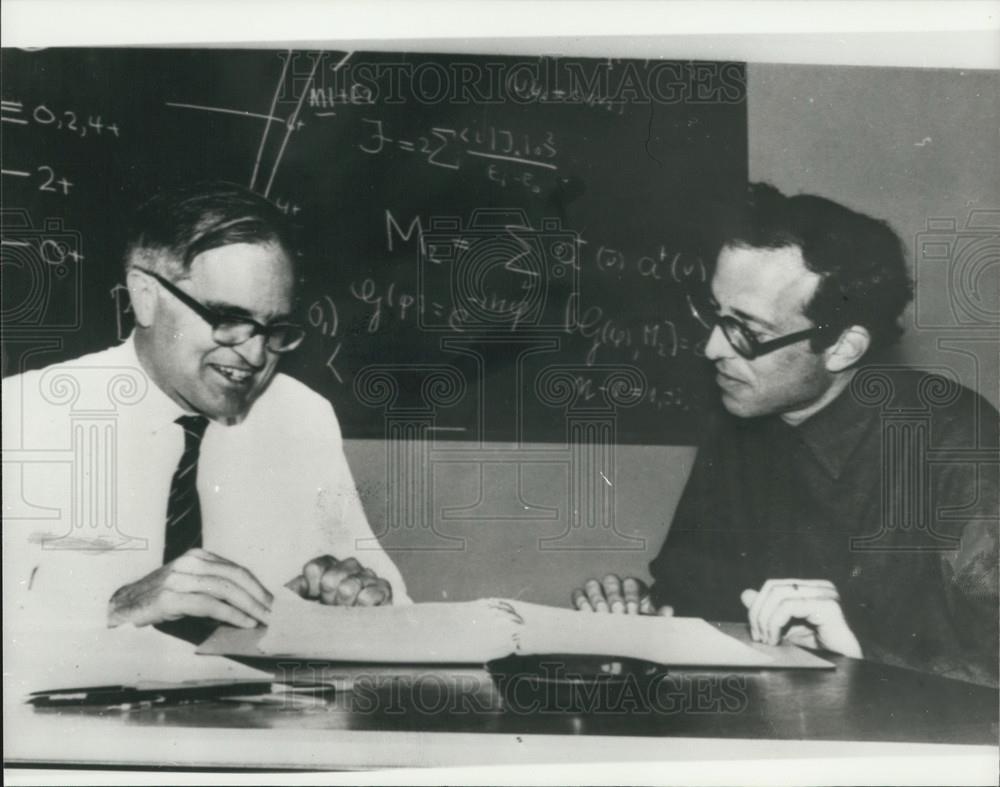 1975 Press Photo Nobel Prize Physics,Prof Aage Bohr & Prof Ben R. Mottelson, - Historic Images