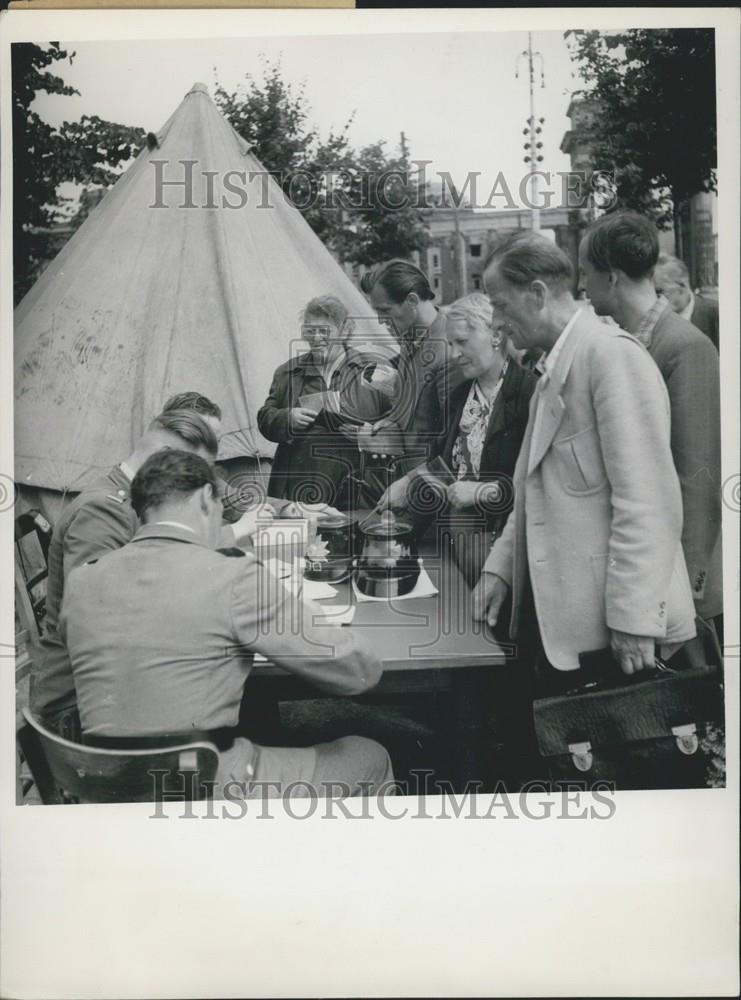 1953 Press Photo West Berlin Citizens Return - Historic Images