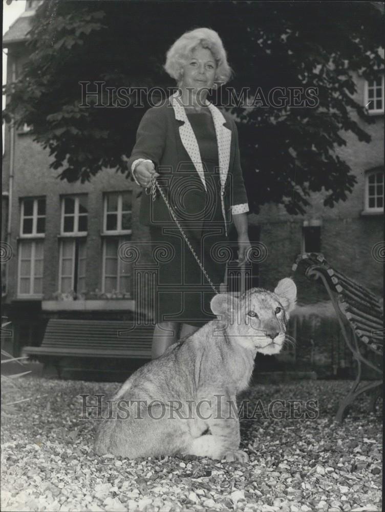 1965 Press Photo Titus Young Lion Cub From Nigeria Arrives Paris Mme Baudexroux - Historic Images