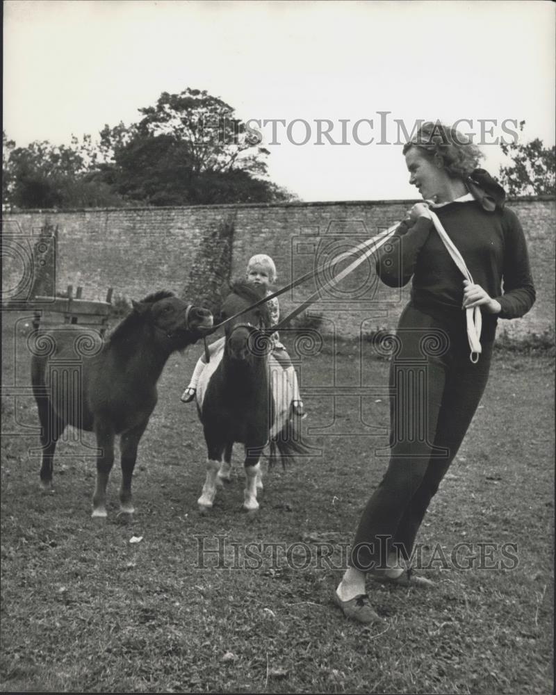 Press Photo Midgets Horses for the horse of the year show - Historic Images