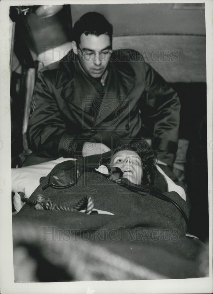 1955 Press Photo Tug Races To Save Woman Taken From United States - Historic Images