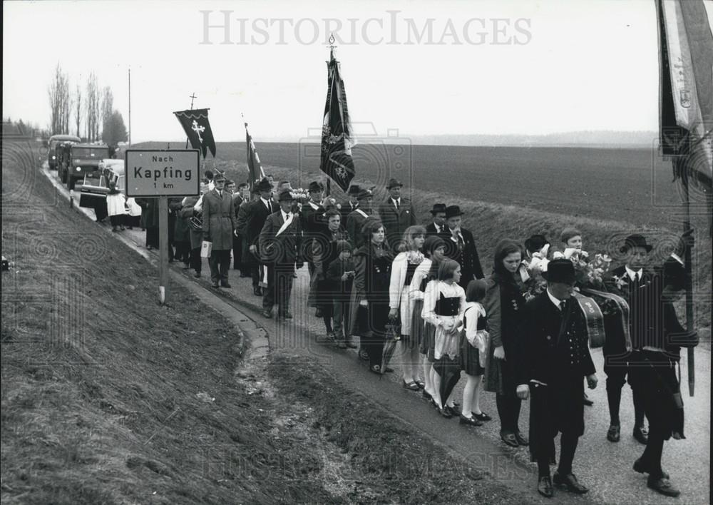 1970 Press Photo Kapfing Inhabitants Paying The Last Honours To Count Of Spreti - Historic Images