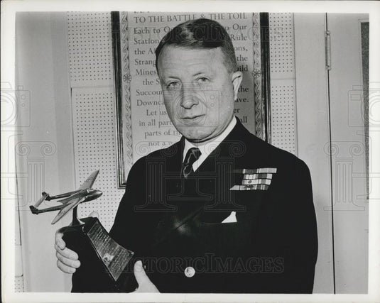 Press Photo BRITISH NAVY TROPHY FOR U.S. NAVY FLIERS - Historic Images