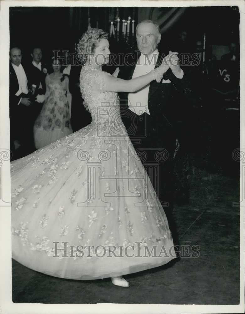 1955 Press Photo Lady Docker dances before the TV Cameras - Historic Images