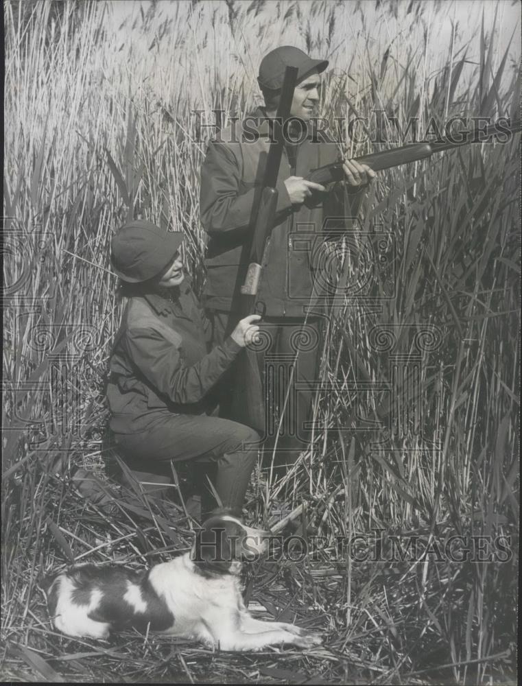 1966 Press Photo Hunting Fashions - Historic Images