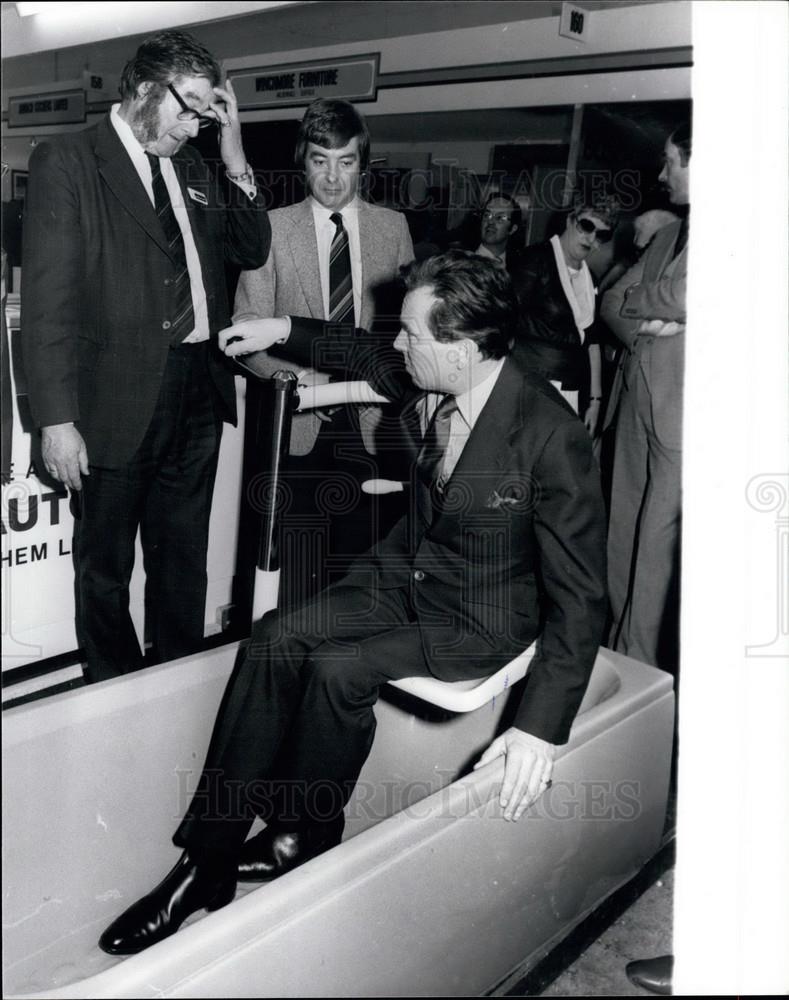 1981 Press Photo Lord Snowden Visit Ideal Home Exhibition Disabled Bathtub - Historic Images