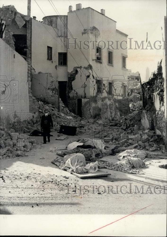 Press Photo Bodies of earthquake Victims covered up with Blankets - Historic Images