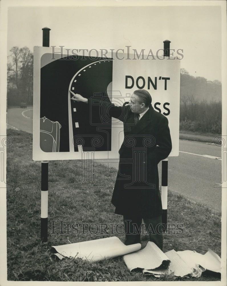 1957 Press Photo Harold Watkinson Minister Transport Unveils Sign London Road - Historic Images