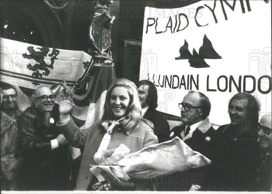 Press Photo Woman Holding Flowers Celebration London - Historic Images