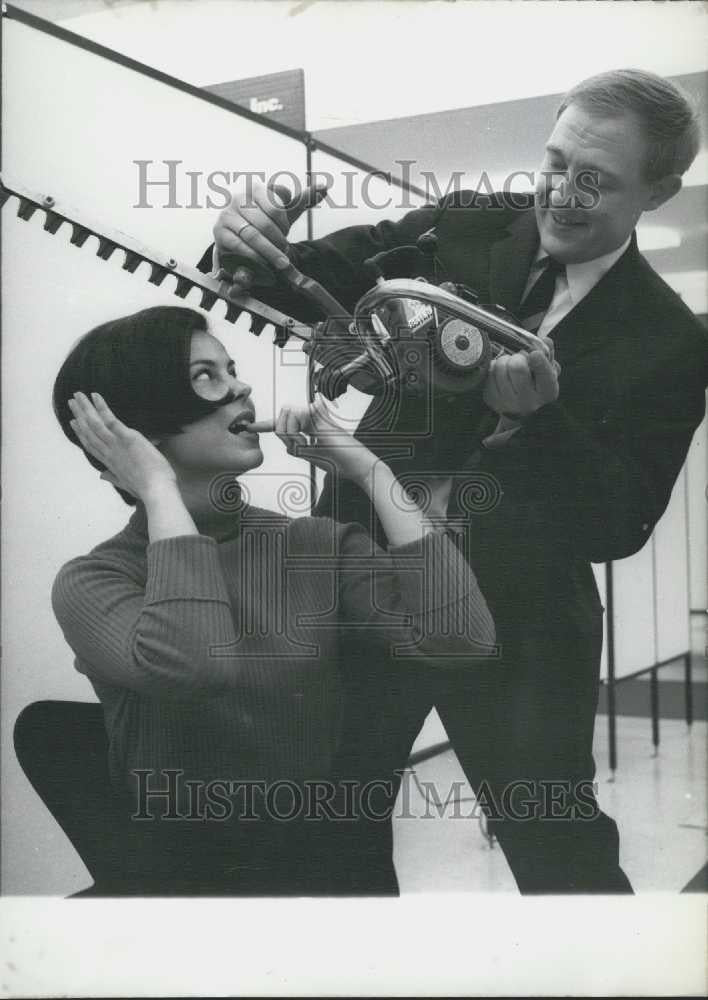 1965 Press Photo The new hedge- clipper - Historic Images