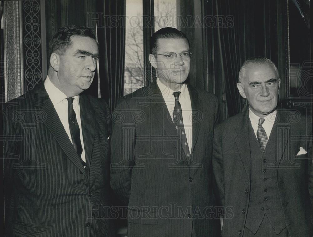 1965 Press Photo Robert McNamara Secretary Defense Denis Healey Michael Stewart - Historic Images