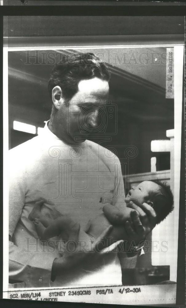 1972 Press Photo Australian Gynecologist Dr William McBride, Thalidomide - Historic Images