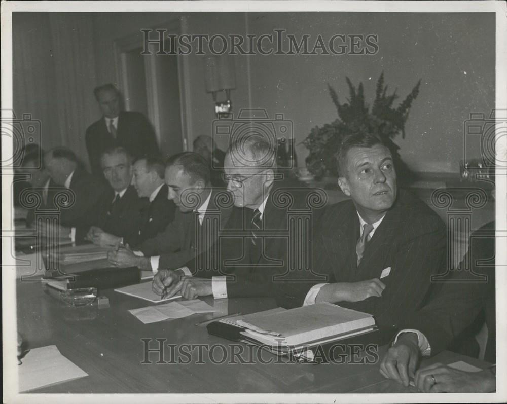 Press Photo Western Representative gather for a meeting - Historic Images