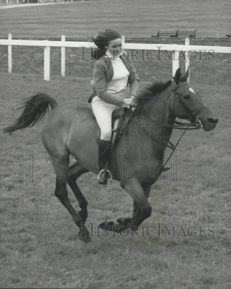 1975 Press Photo Lady Lichfield, Ascot Race Course - Historic Images