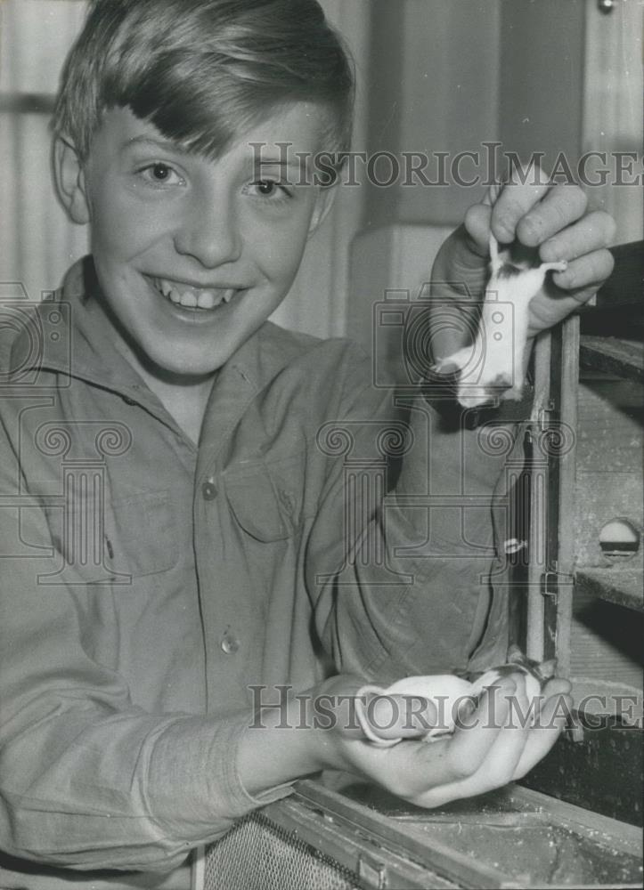 1963 Press Photo Cornelius Von Neree is the official mouse trader - Historic Images